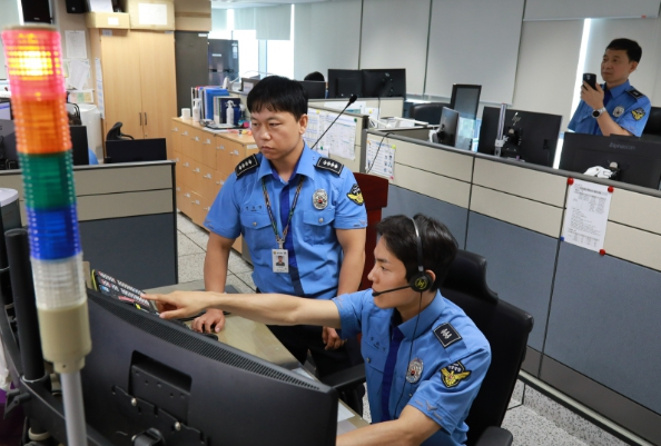 중부해양경찰청 상황실에서 실전을 가정한 도상훈련을 실하고 있다
