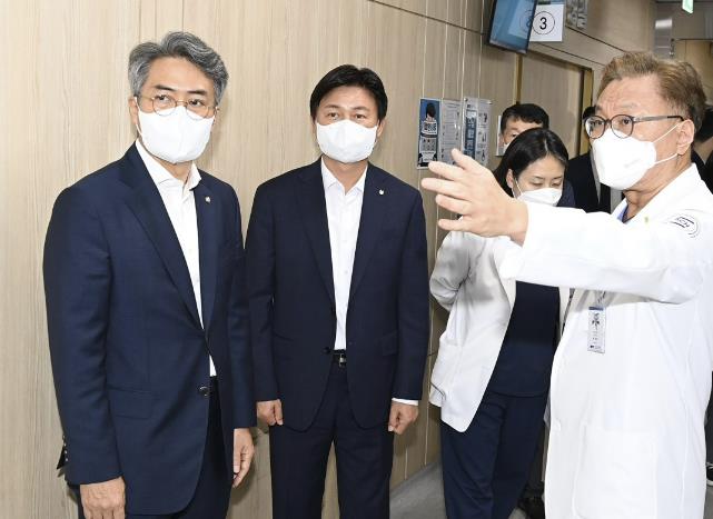 조용익 부천시장이 순천향대학교 부속 부천병원에 방문해 추석연휴 대비 응급의료대응체계를 점검하고 있다.
